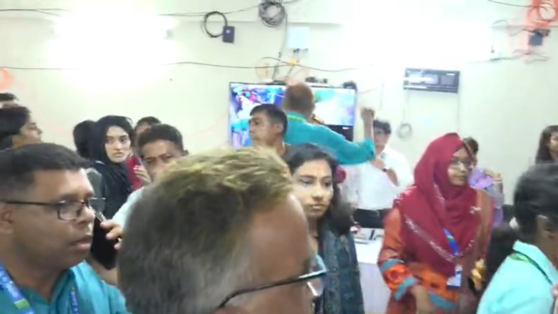 ছাত্রীদের কেন্দ্রে ছাত্রদলের ভিপি প্রার্থী, হট্টগোলে ভোট বন্ধ